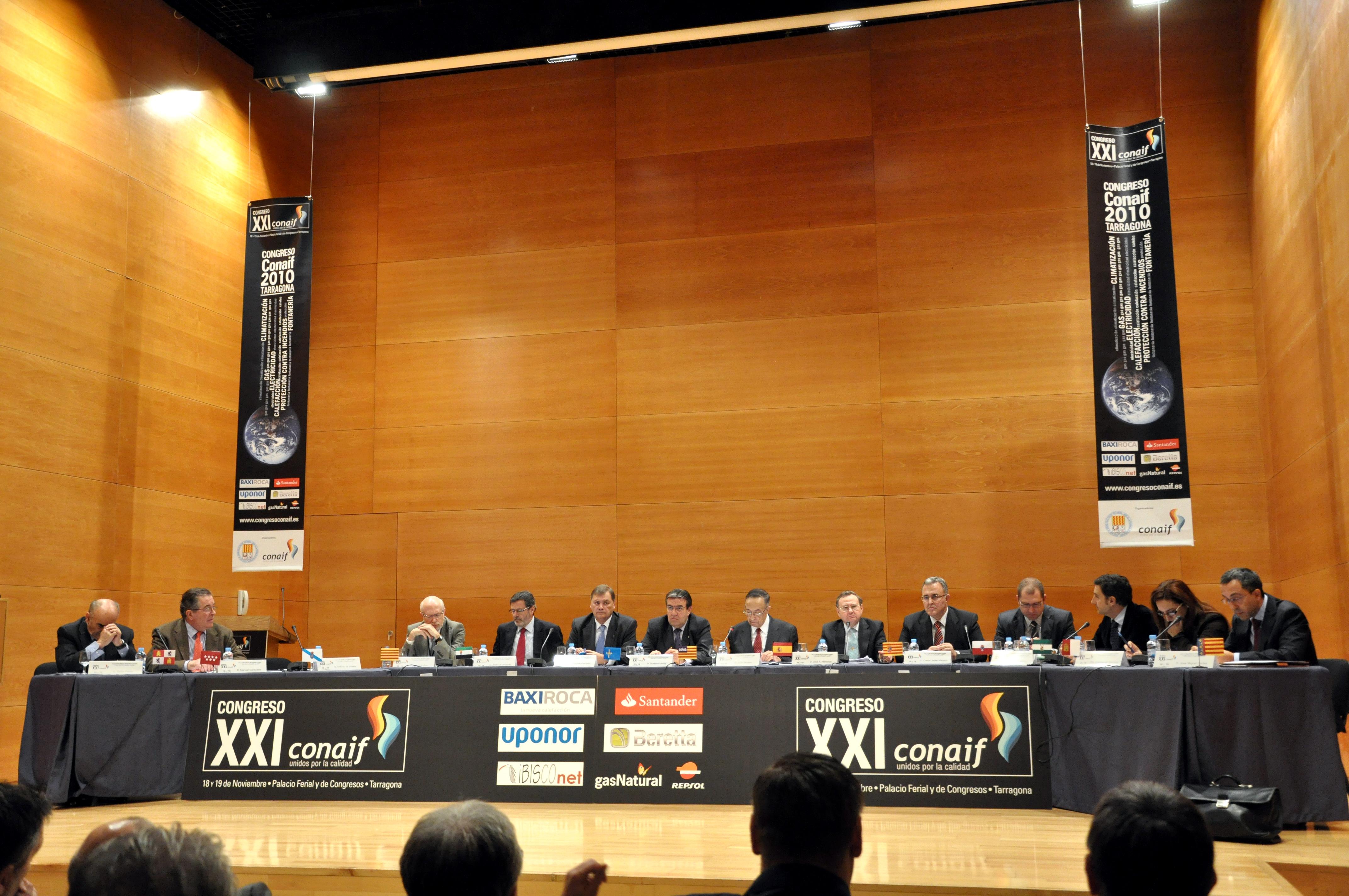 Foto de la mesa redonda con los Directores o Subdirectores generales de las distintas comunidades autónomas de toda España
